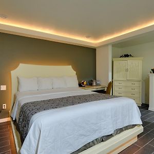 Deluxe King Suite